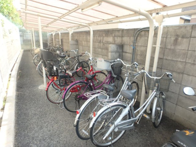 【その他共用部分】 | フローレンス西宮Ⅰ | 屋根付き駐輪スペースです