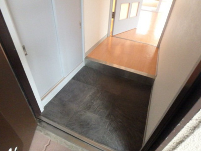 【玄関】 | メゾン井阪 | 下駄箱付きで玄関すっきり