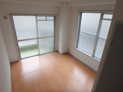 【洋室】 | メゾン井阪 | 明るい光が射し込む陽だまり空間