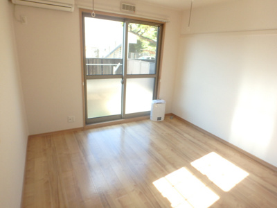 【洋室】 | メゾン・クレールⅡ | 溢れる陽光で笑顔も輝く住まい