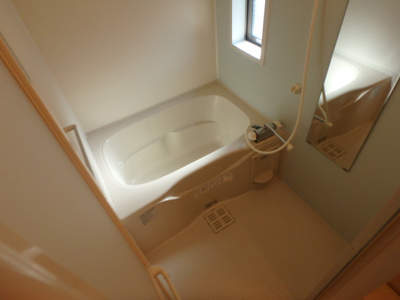 【浴室】 | メゾン・クレールⅡ | 窓付きの浴室です。