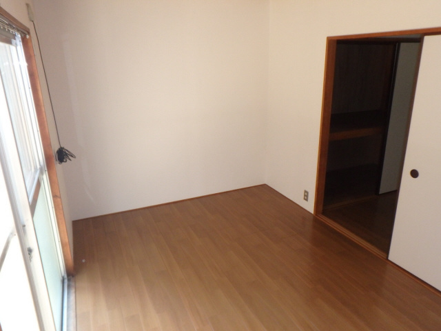 【居間・リビング】 | 山本ハイツ | 暖かな陽ざしが射し込む住まい