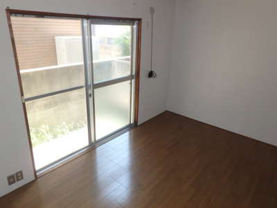 【居間・リビング】 | 山本ハイツ | たっぷりの陽光に包まれる明るい住まい