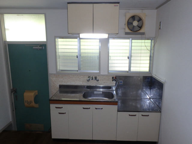 【キッチン】 | 山本ハイツ | 自然光が入る窓付きのキッチン