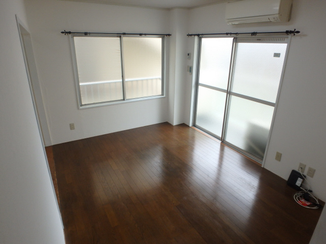 【居間・リビング】 | リバーヒルハイツ | 通風にも優れた２面採光が叶うお部屋です