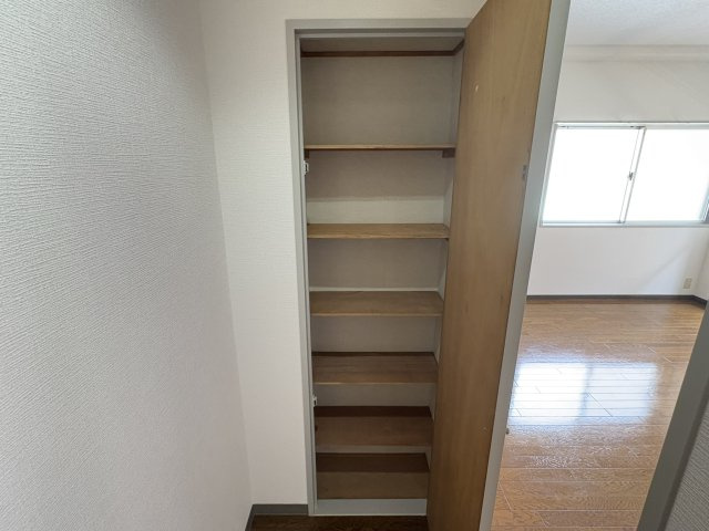 【収納】 | リュミエール鶴田 | 廊下にもストレージがあります