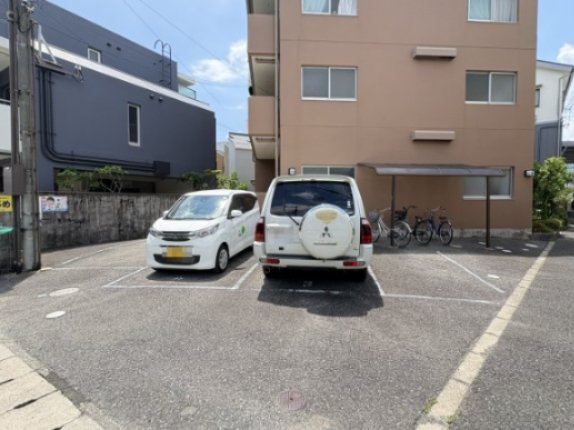 【駐車場】 | リュミエール鶴田 | 駐車場があるので、車を買う予定の方も安心です