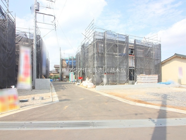 川越市笠幡第41　新築戸建の前面道路含む現地写真|中央：約4.2ｍ公道・南側：約4.01ｍ～4.04ｍ公道