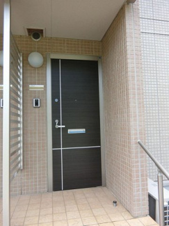 【その他共用部分】 | あると嬉しい玄関ポーチつき☆雨の日も濡れずに傘がさせますね♪玄関扉は防犯性の高いダブルロックキーで安心ですね！