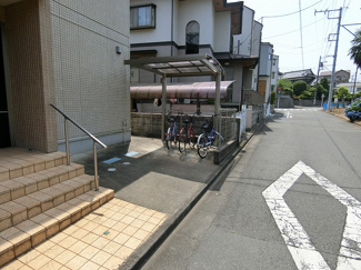 【その他共用部分】 | 屋根付きの駐輪場で雨が降っても大切な自転車が濡れなくてすみますね♪荷物が重いときに自転車があれば助かりますね！