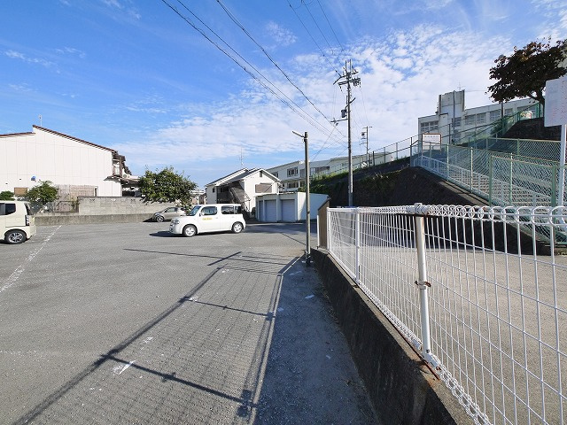 メゾン青和の駐車場