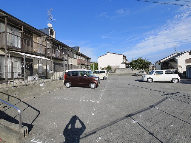 メゾン青和の駐車場