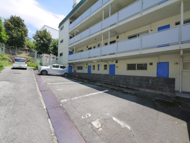 学園南ハイツの駐車場