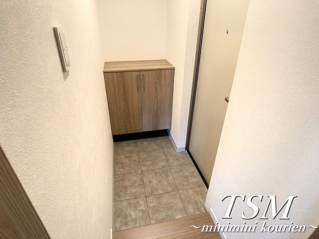 セラフィーメゾン郡元町の玄関