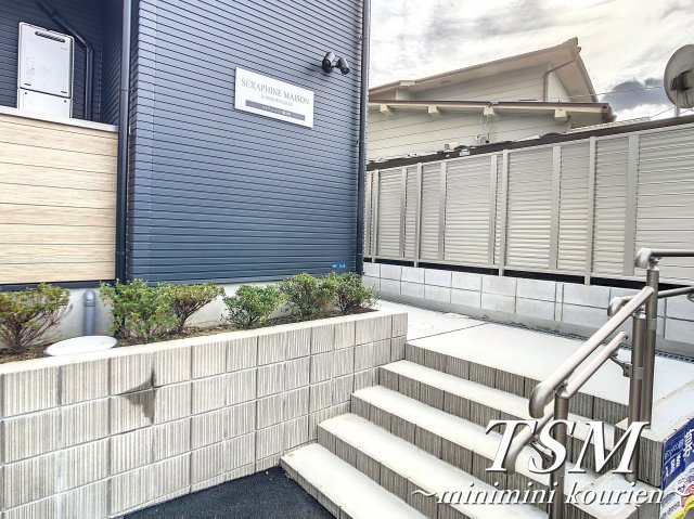 セラフィーメゾン郡元町のエントランス