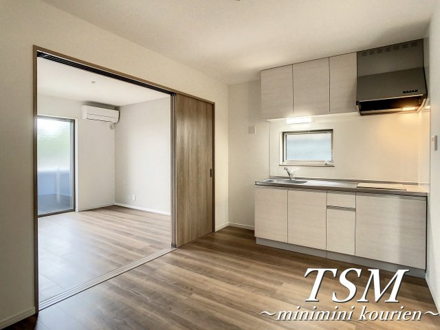 セラフィーメゾン郡元町の居間・リビング