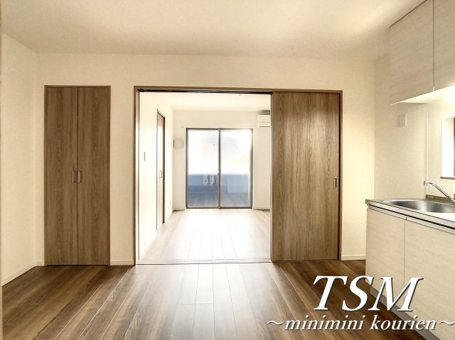 セラフィーメゾン郡元町の居間・リビング