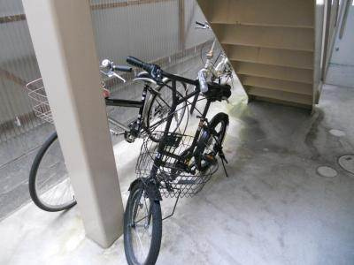 プチフラット三条の駐車場|駐輪スペース