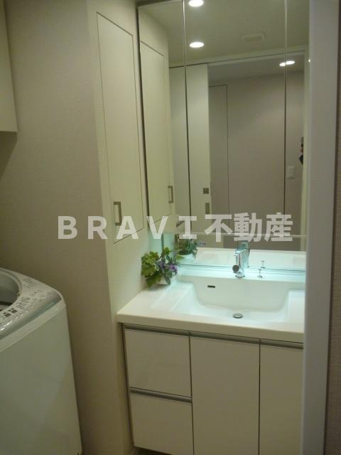 パークアクシス心斎橋　BRAVI不動産の独立洗面台|【パークアクシス心斎橋】独立洗面化粧台が付いています