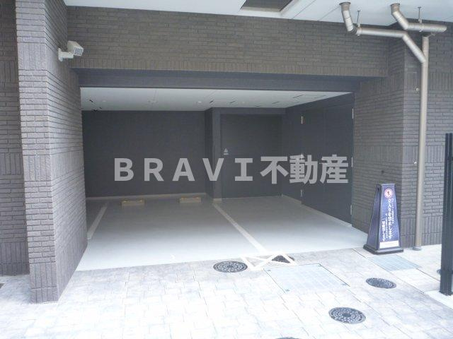 パークアクシス心斎橋　BRAVI不動産の駐車場|【パークアクシス心斎橋】駐車場があるので、車を買う予定の方も安心です