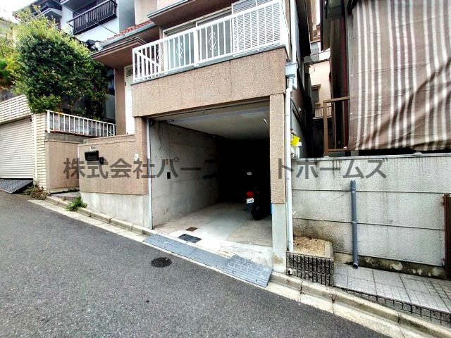 杉山手1丁目中古戸建　賃貸の駐車場|駐車場があるので、車を買う予定の方も安心です