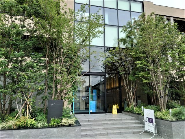 ジオ杉並松庵のエントランス|エントランス前。二層吹き抜け部分がガラスカーテンウォールとなっており、外観のアクセントとなっています。