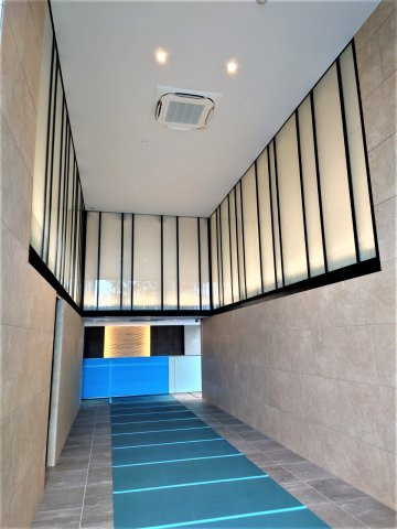 ジオ杉並松庵のエントランス|二層吹抜けの気持ちの良いエントランスです。
上部は和紙を用いた間接照明となっており、柔らかな光が住民を出迎えます。