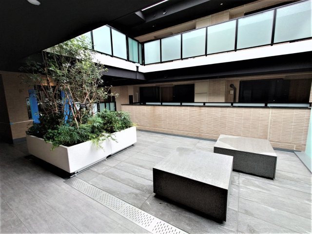 ジオ杉並松庵のその他共用部分|マンション3階部分（建築基準法上の2階部分）のエレベータ付近にある屋上テラス。