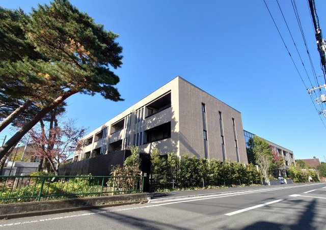 ジオ杉並松庵の外観|アースカラーを基調として街並みに溶け込むデザイン。武蔵野台地の強固な地盤に建設されており、直基礎工法が採用されています。