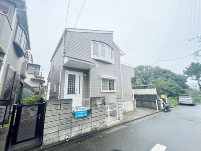 【外観】 | ♪Re:fome de KIReI住宅♪ＬＤＫ１８帖！ロフト付き／藤沢市大庭 | 爽やかな青空の下に贅沢なほどに降り注ぐ陽光、豊かな居住性と、クオリティが見事に調和した住空間は、住まうことの喜びを感じさせてくれます。