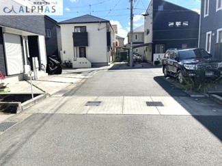【前面道路含む現地写真】 | 閑静な住宅地♪前面道路6ｍと充分な駐車出入りしやすくなっております！！
