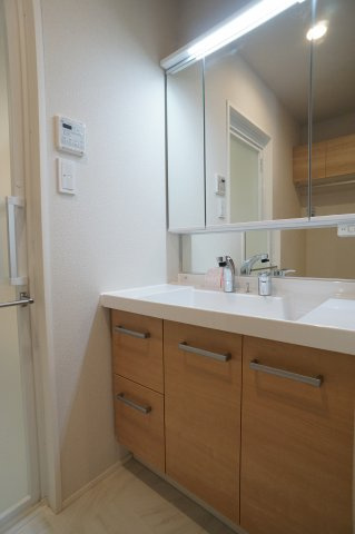 Ｋ-Ｍａｉｓｏｎの洗面所|3面鏡洗面台　鏡の裏は収納になっています。収納棚もタオルや衣類の収納に便利です♪