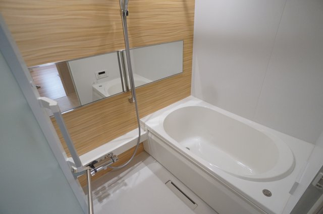 Ｋ-Ｍａｉｓｏｎの浴室|ワイド鏡が特徴的な広い浴室には浴室乾燥機が付いています。