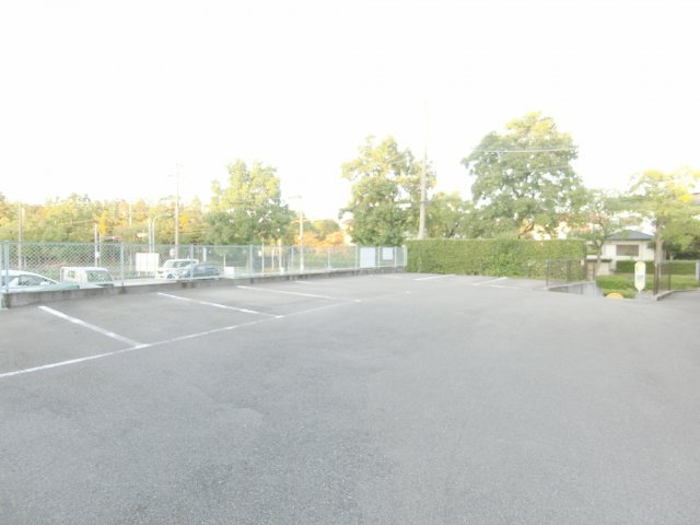 藤沢台ハイツB棟の駐車場