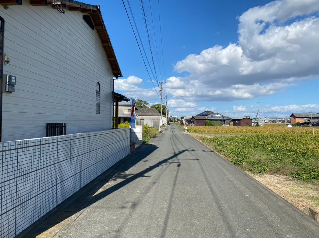 久留米市三潴町玉満の中古一戸建の前面道路含む現地写真