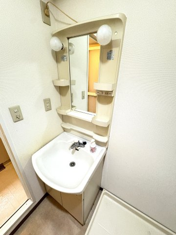 ファミールグランの独立洗面台|写真は同建物の別部屋を参考に掲載しております。