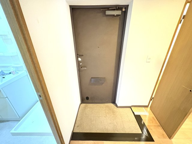ファミールグランの玄関|写真は同建物の別部屋を参考に掲載しております。