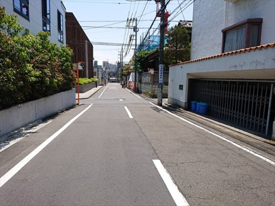 【周辺】 | 朝日池田山ホーム駐車場 | 目の前の道路です