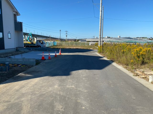 筑後市大字熊野の新築一戸建の前面道路含む現地写真