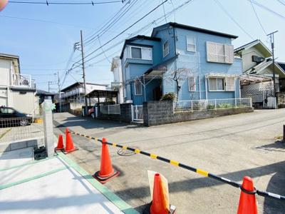 【外観】 | ☆長後駅徒歩１１分・小中学校徒歩５分☆売主直売につき諸費用大幅削減！新築／藤沢市下土棚 | 前面南道路はクランク部分になっているので、車の出入庫もしやすくなっております！