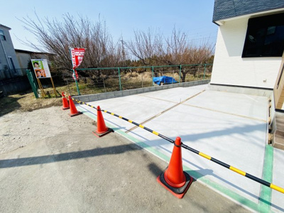 【駐車場】 | ☆長後駅徒歩１１分・小中学校徒歩５分☆売主直売につき諸費用大幅削減！新築／藤沢市下土棚 | 陽当たり良好な南道路！風通しも良く穏やかで交通量の少ない現地です♪東側は隣地通路、西側は生産緑地の為、建物に挟まれていなく心地よい開放感がございます！