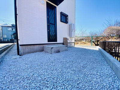 【外観】 | ☆長後駅徒歩１１分・小中学校徒歩５分☆売主直売につき諸費用大幅削減！新築／藤沢市下土棚 | 陽当たり良好な南道路！風通しも良く穏やかで交通量の少ない現地です♪東側は隣地通路、西側は生産緑地の為、建物に挟まれていなく心地よい開放感がございます！