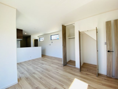 【外観】 | ☆長後駅徒歩１１分・小中学校徒歩５分☆売主直売につき諸費用大幅削減！新築／藤沢市下土棚 | 陽当たり良好な南道路！風通しも良く穏やかで交通量の少ない現地です♪東側は隣地通路、西側は生産緑地の為、建物に挟まれていなく心地よい開放感がございます！