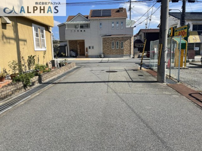 【前面道路含む現地写真】 | 姫路市飾磨区構５丁目　中古戸建 | 前面道路約6ｍ幅で車の出入り楽々です♪