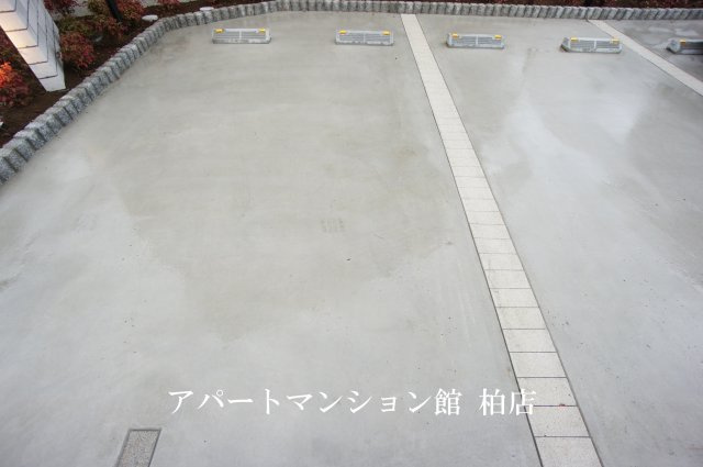 CASA　DOSの駐車場