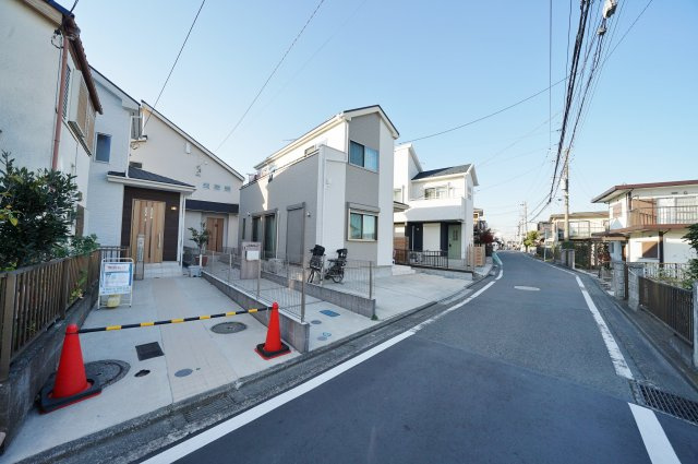 【瀬谷区阿久和西２丁目41-10新築戸建て】★仲介手数料無料★（原小学校・原中学校）の前面道路含む現地写真
