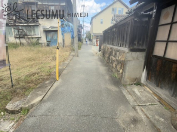 姫路市飾磨区妻鹿/売土地の前面道路含む現地写真