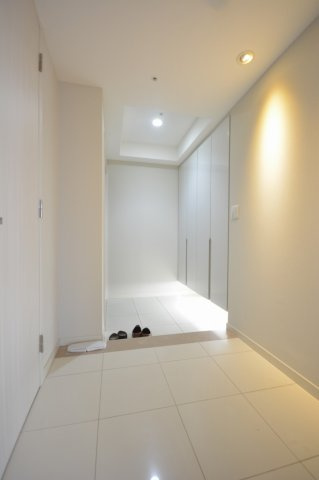 アートアルテールコンドミニアムフロアの玄関