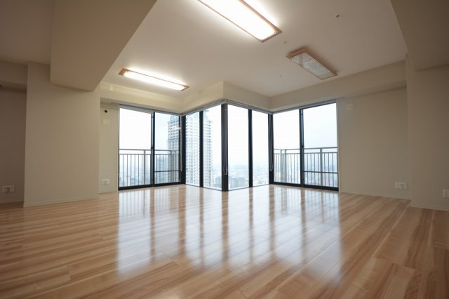 アートアルテールコンドミニアムフロアの居間・リビング