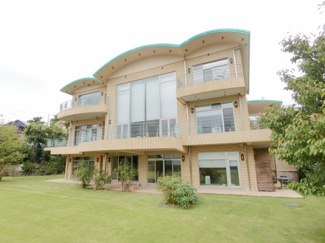 【外観】 | 700坪超えの角地・すべての居室から相模湾を望める戸建です。